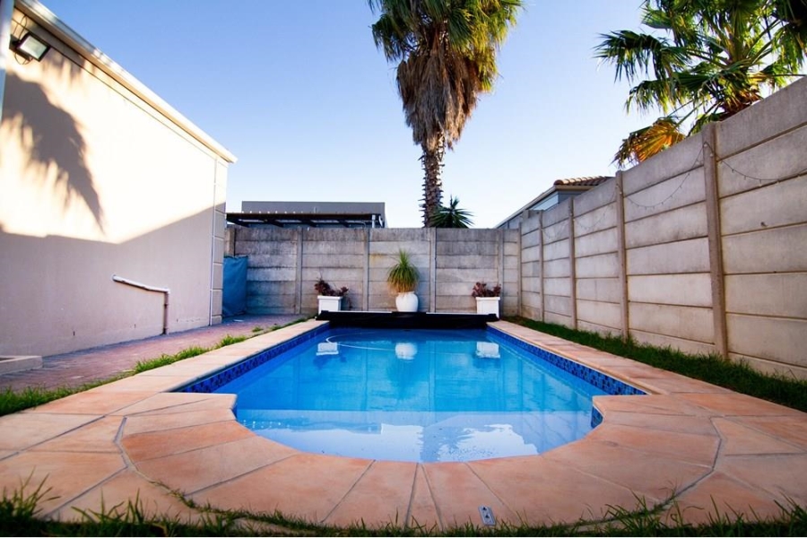 6 Bedroom Property for Sale in Uitzicht Western Cape